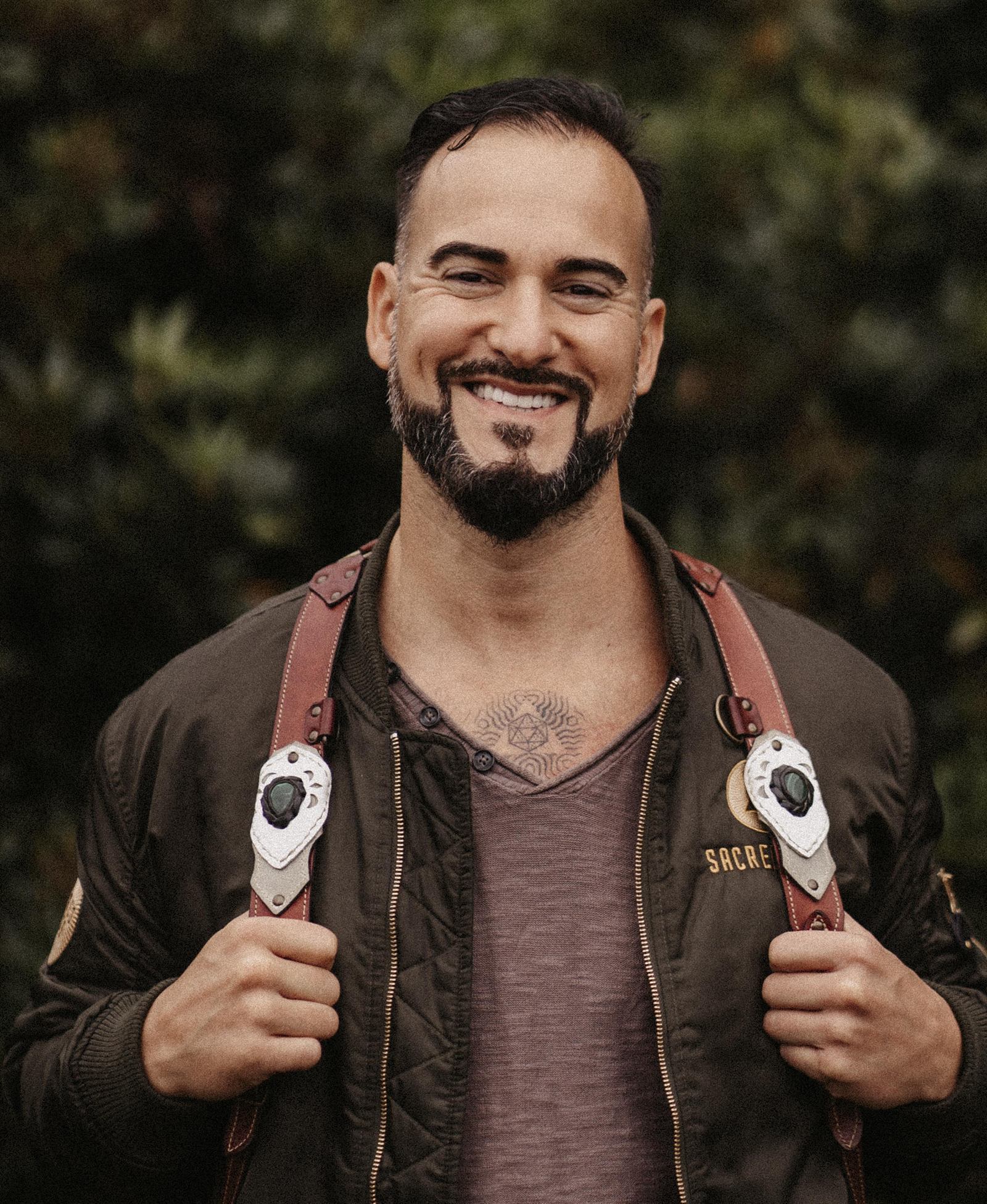 Portrait de Pierre Garcia, souriant, en extérieur